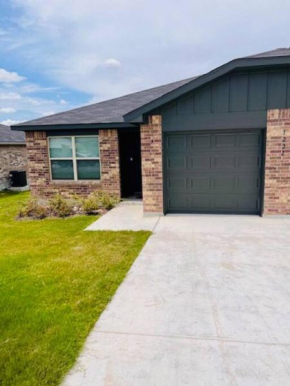 3 bed 2 bath Modern Furnished Home Comfy Get Away Corporate Stays or More